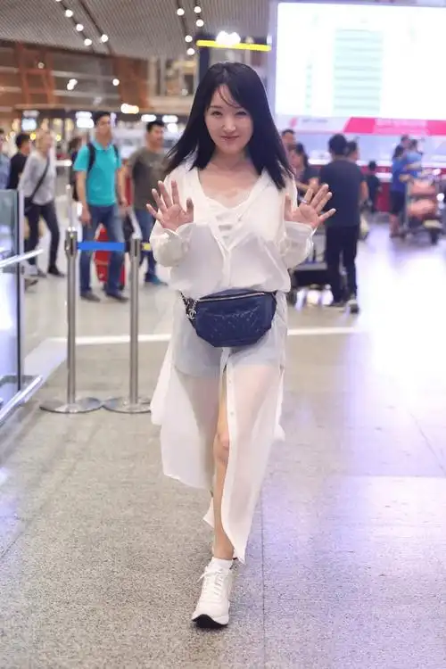 原创杨钰莹个子小但会穿白色防晒衫配超短牛仔裤腰包勒出大长腿