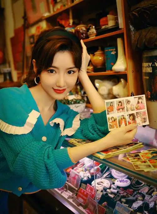 毛晓彤复古小巷写真曝光 身穿蓝色花边领毛衣甜笑