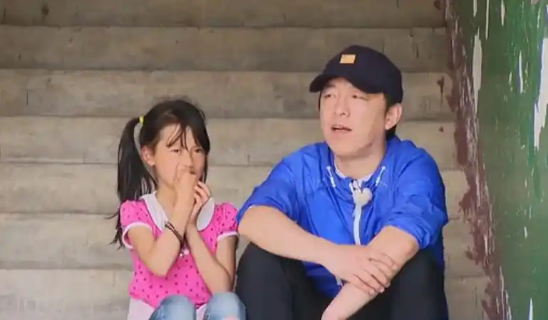 这样的黄渤能不是好父亲吗?对待留守儿童如同对待自己亲生女儿