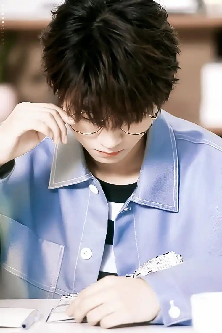 普通好看王俊凯金丝眼镜无敌心动