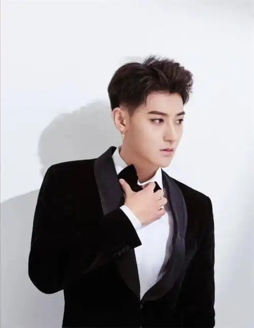 6位把刘海往后梳的男明星你认为谁最酷更喜欢谁的造型