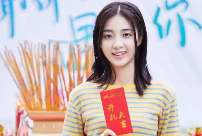 22岁郭俊辰又演青春校园剧,女主有初恋脸,两人校服剧照甜到心坎_高中