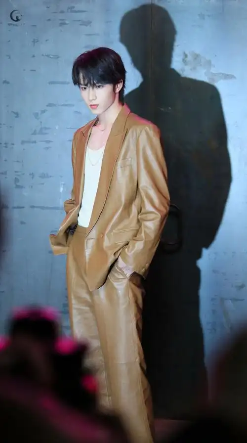 刘耀文卡其色皮衣##gucci上海大秀