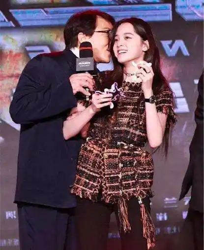 为啥吴京奉劝"女孩不要进娱乐圈", 看完欧阳娜娜和成龙的合照懂了