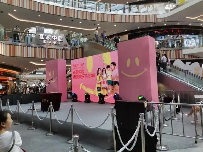 今天又和小伙伴们来到了荟聚打卡,商场新增了好多舞台,一起和全