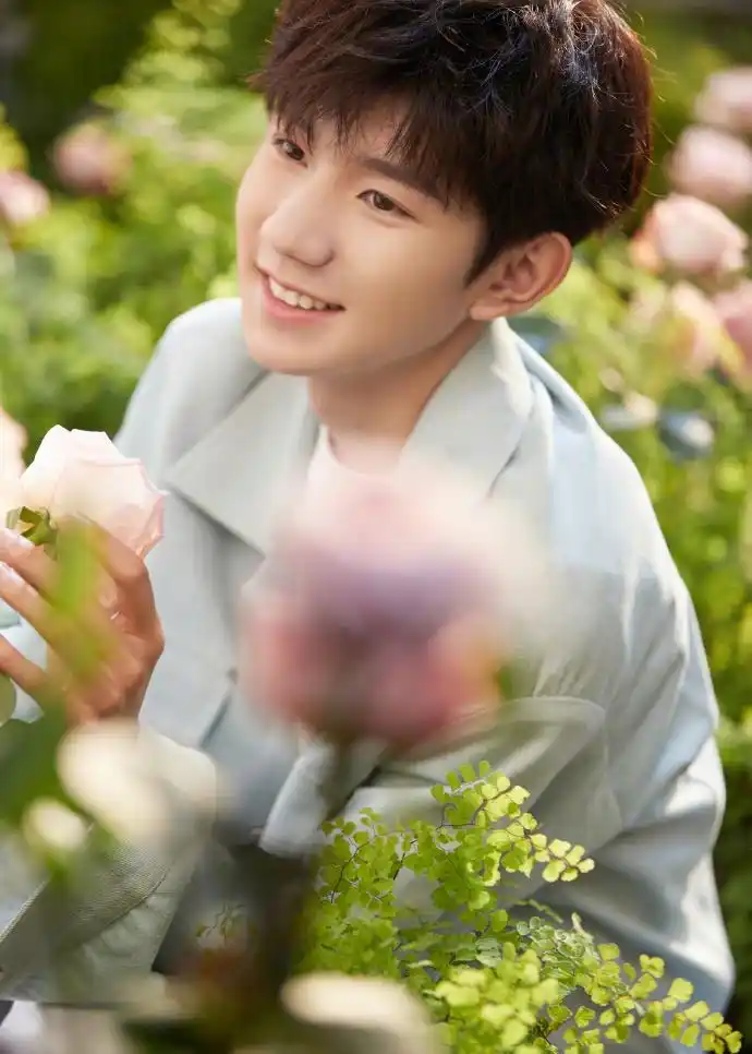 王源颜值又回来了!花丛中拿着吉他的他,格外显眼帅气