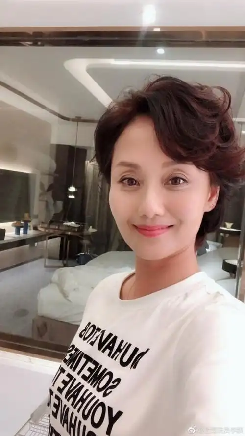 很少有演员到了年过半百的年纪还依旧活跃演艺圈中,但如今50岁的李颖