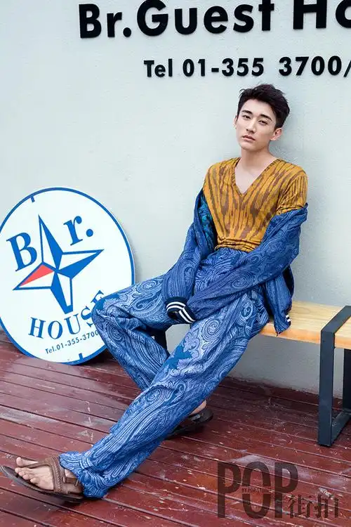 刘学义曝最新街拍造型多变潮范儿足