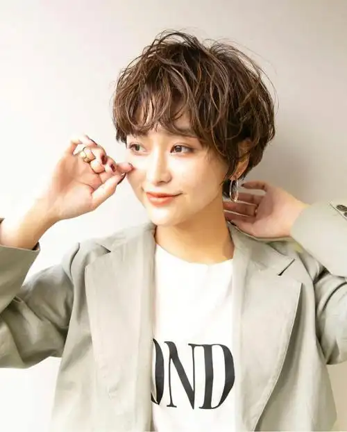 沈阳烫发染发推荐一款女生短发蛋卷头烫发～它不但可以修饰脸型还超级