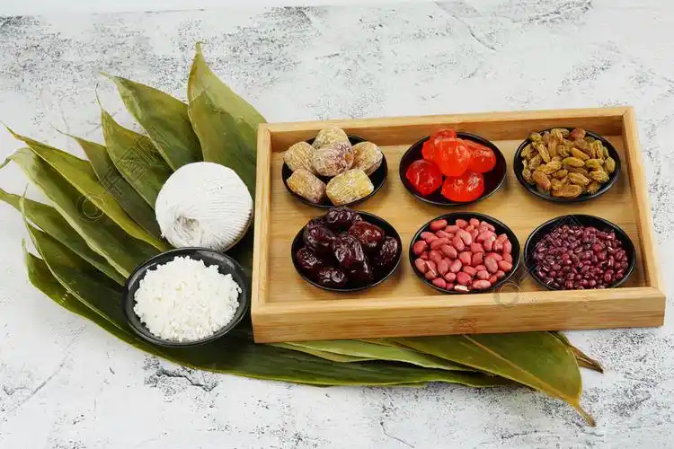 端午节包粽子食材摄影图