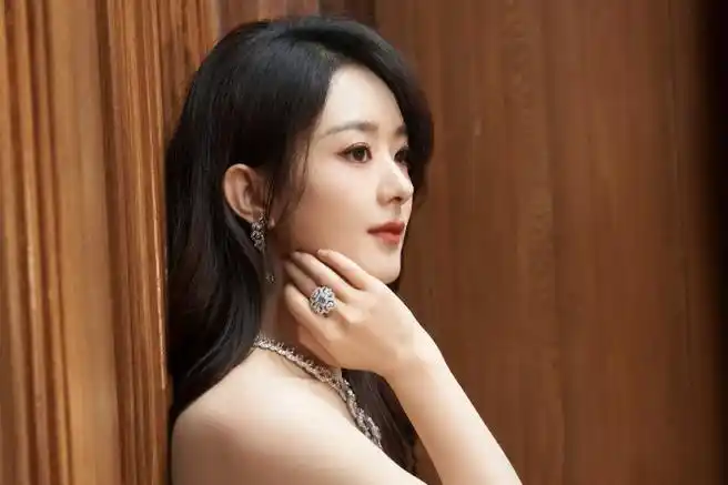 赵丽颖镂空长裙秀曼妙身姿,渐变礼服宛似公主,肤白貌美惹人爱_腾讯