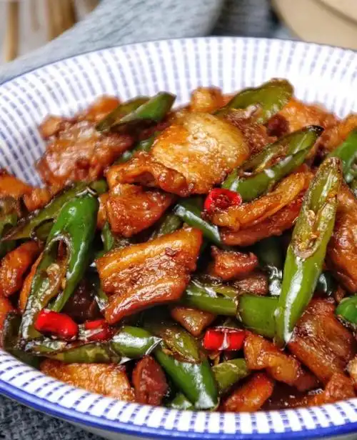 农家小炒肉,美味经典的家常菜!肥而不腻,肉香四溢,超下饭!