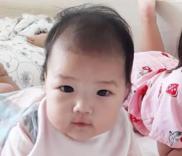 王祖蓝基因得到遗传,两个女儿长得一模一样,一看就知道是亲生的