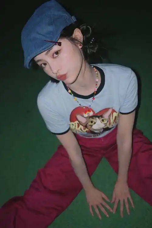 许佳琪贝雷帽搭七彩项链束发运动装尽显青春力量