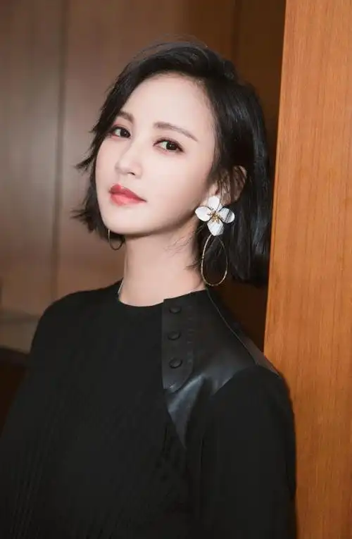 原创张歆艺晒健身照片,动作十分专业令人意外,长期坚持锻炼很是自律