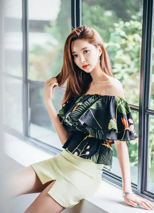 锁骨和大长腿,都是特别迷人的女性之美