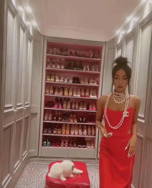 原创33岁吉克隽逸豪宅曝光餐盘2000多元一个却抱怨做艺人太难