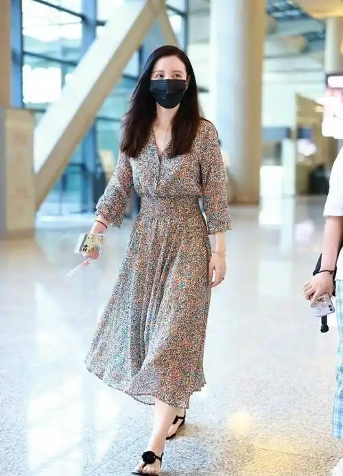 张萌素颜出镜也挺美,接地气的造型平易近人,但鞋子却选错了_印花