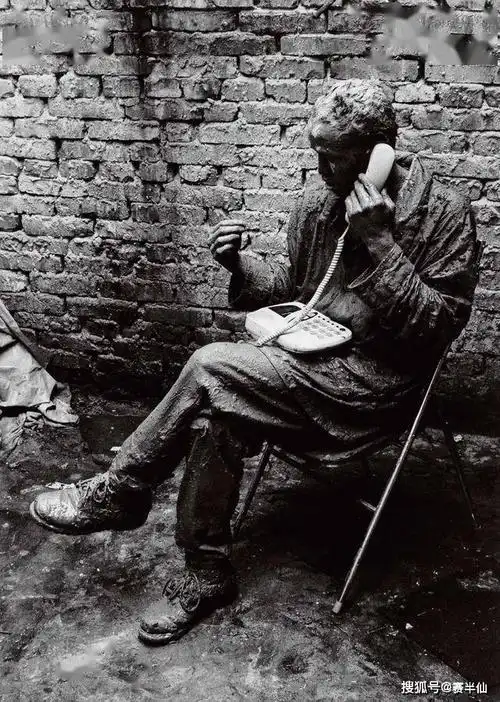 抽掉自己的肋骨做成项链疯子艺术家创作的最疯狂的艺术品