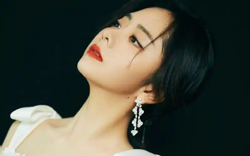 谭松韵花朵裙性感写真桌面壁纸