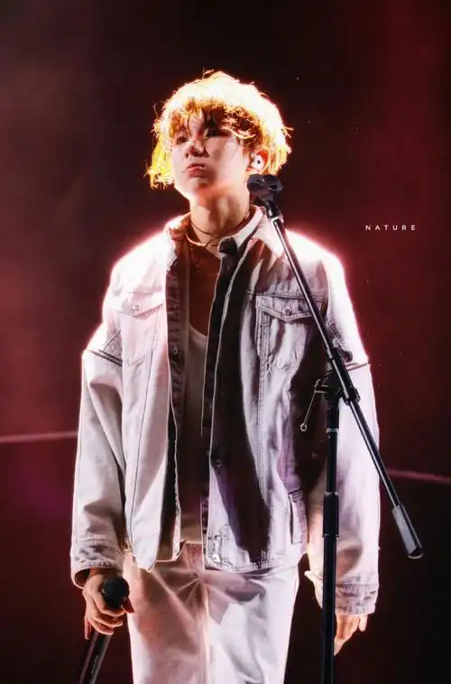 王源超话未成年进行时,一起来嘟嘟嘴    #王源看我们如何相遇vlog