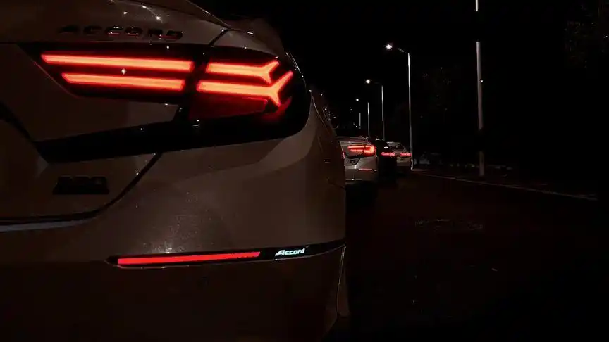 以为是乏味的城市, 却遇见彩色的梦和许多美好#十代雅阁 #尾灯