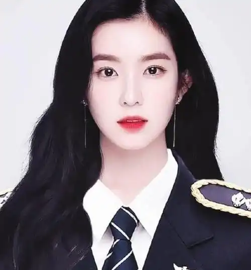 这张照片不知道是不是粉丝p图的,是大家公认的美女裴珠泫,她在舞台上