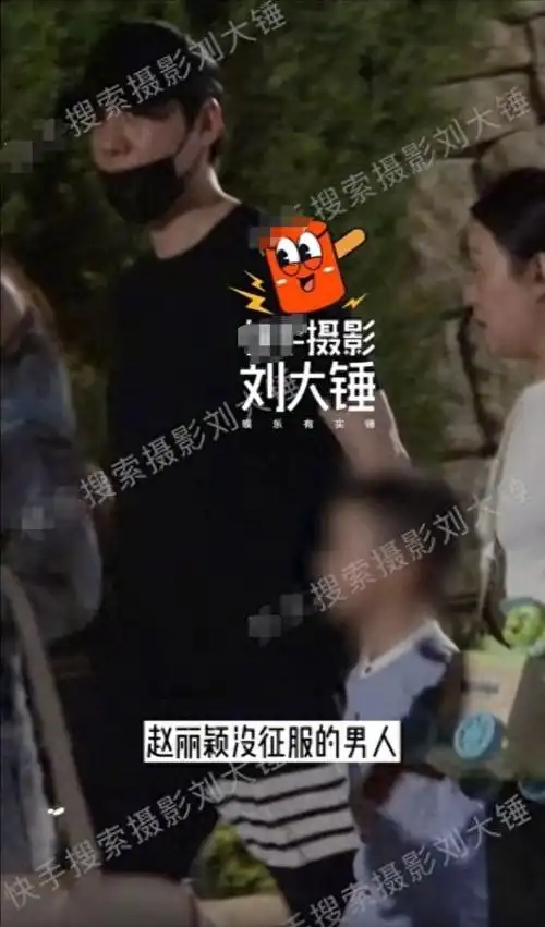 冯绍峰被批不是好爸爸国庆冯绍峰带儿子游玩却因一举动被吐槽