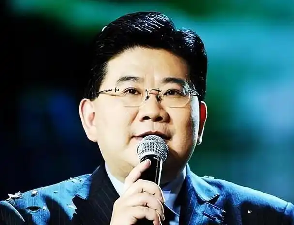 《曹可凡:上海第一主持人的双面人生》曹可凡,一个备受尊敬的主持人