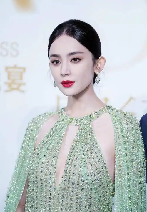 古力娜扎,一出场就惊艳了不少吃瓜群众.