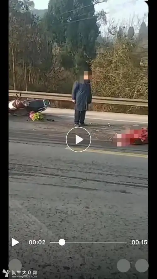 触目惊心资阳往清泉方向一名女子头部被碾压身亡现场鲜血淋漓