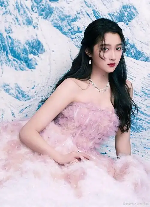 近日,关晓彤在个人社交账号上晒出了一组夏日随拍照片,引起了广大粉丝