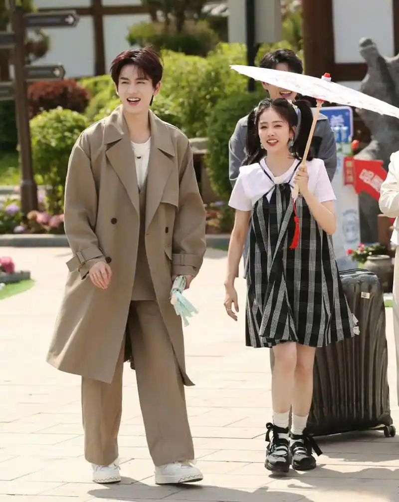 【白鹿张凌赫延吉同框】张凌赫白鹿奔跑吧撑伞路透 5月24日,白鹿