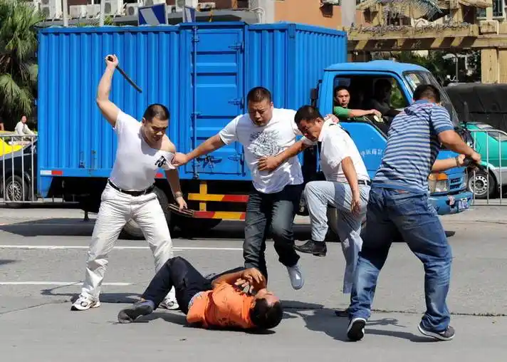 图文四个壮汉因口角当街殴打年轻人