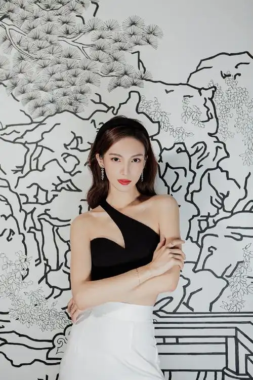 金晨露肩秀蛮腰穿白色紧身裙身材凹凸有致