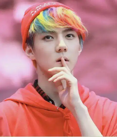 呼声最高的还有"染发担当"吴世勋,他的老婆们不惜翻出陈年老图前来