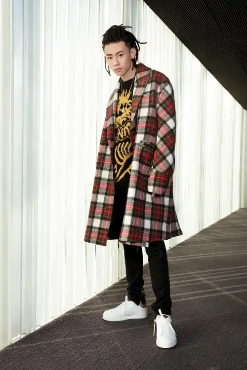 178身高小鬼王琳凯纤瘦身材配蓝白嘻哈装网友潮流男神