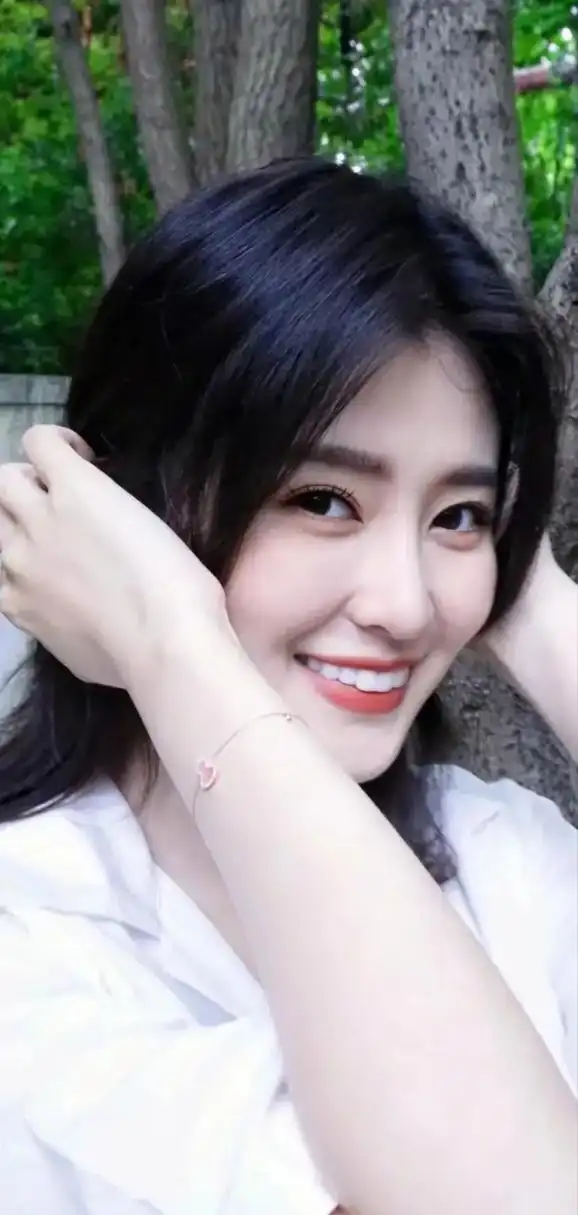 一组乔欣大头照手上一朵花身穿白色西装革履!