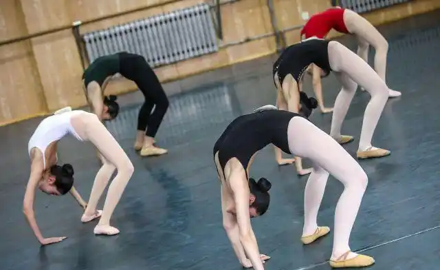 舞蹈专业艺考生现场秀绝活高难度一字马下腰功夫深惹人赞叹