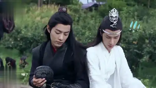 肖战突然扯住王一博的手臂撒娇王一博竟乖乖陪肖战玩好可爱