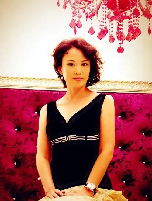 马丽当时各方面条件都还不错,气质出众,身材高挑,于是家里人建议马丽