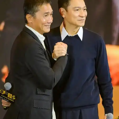 只见刘嘉玲晒出了三张相片,有刘德华和梁朝伟的合照,有刘嘉玲与刘德华