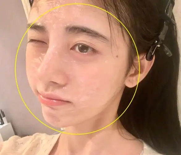 鞠婧祎怼着原相机卸妆,皮肤嫩到可以掐出水,素颜状态让人看呆