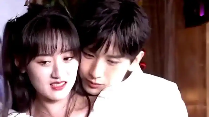 成毅握着袁冰妍的手唱情歌有谁注意袁冰妍反应太真实了