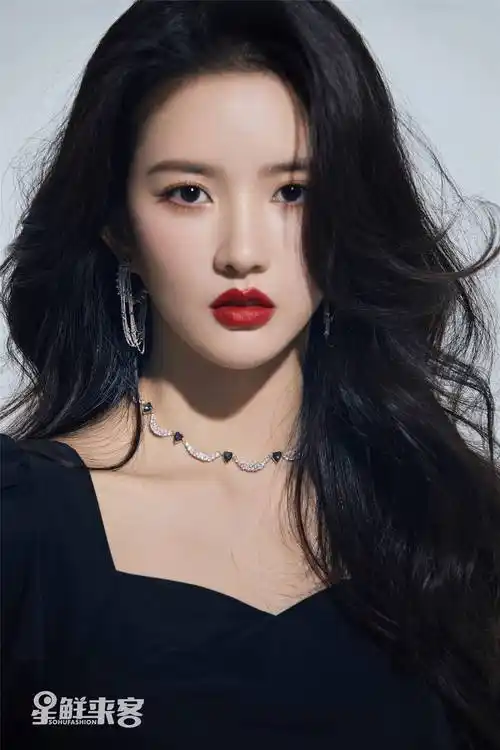 从性感港风到街头酷girl,刘些宁四种风格演绎当潮态度 | 星鲜来客