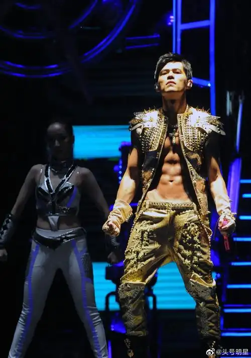 周杰伦借位秀肌肉#我们杰伦小公举也是拥有过腹肌的!