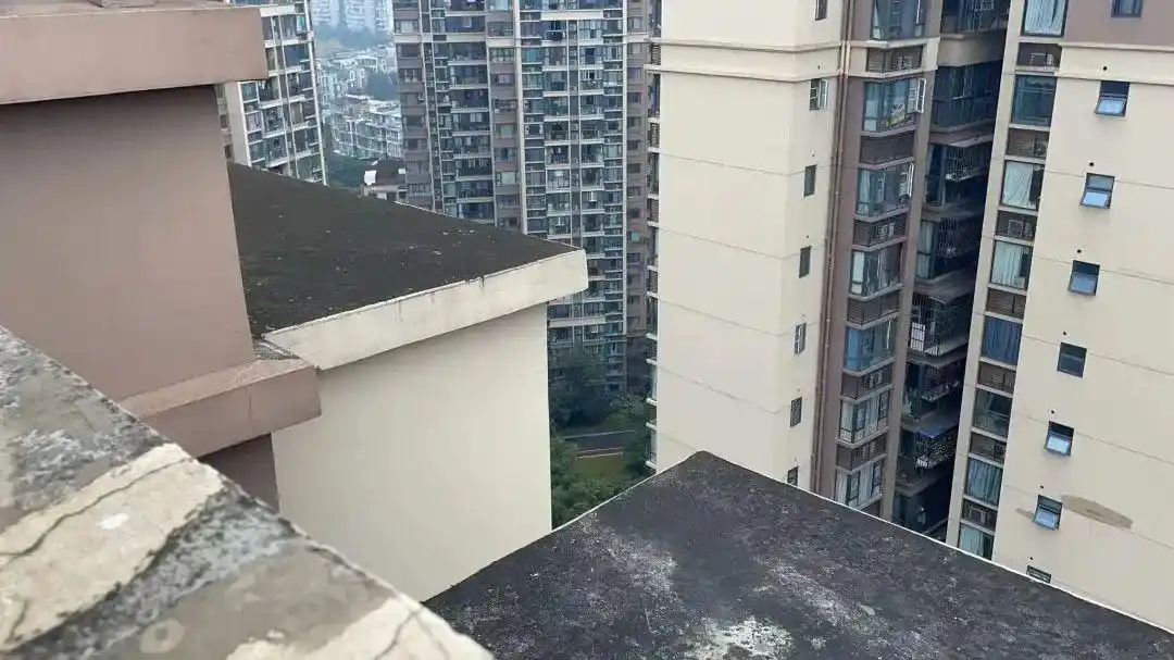 业主,高层建筑楼顶属于消防平台,所以通往楼顶天台的大门应保持畅通