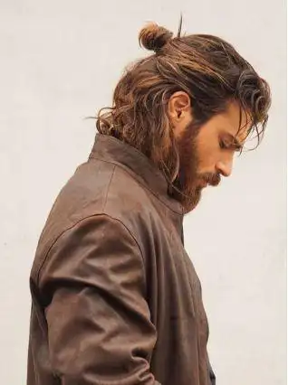 有些长发男士蓄了头发也顺便蓄了胡子,面部上下得到了平衡又增添几分