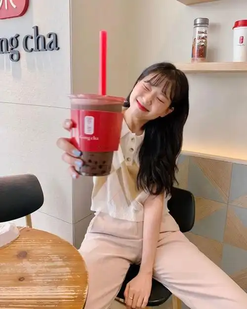 其他当然,除了上述提到的"侧放式","遮挡式","互动式"拍法,拿饮品拍照