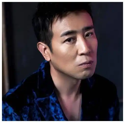 演员于和伟:娶了一个平凡妻子,最明智抉择,每日温馨幸福.